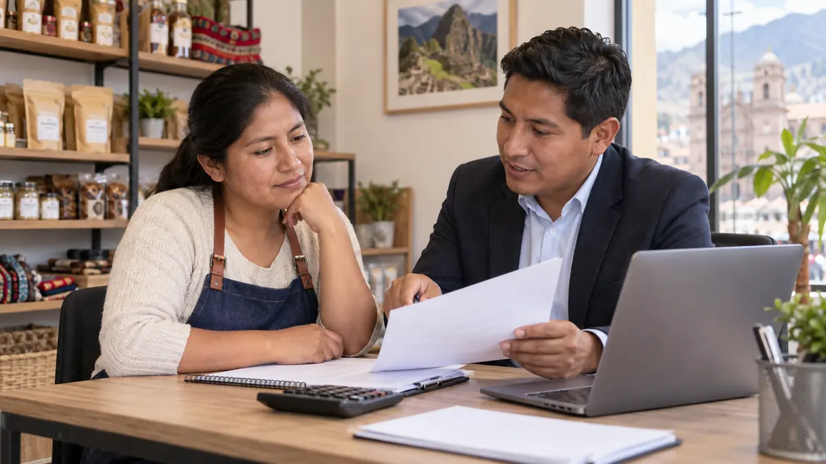 Emprendedora evaluando un prestamo para su negocio con asesor financiero